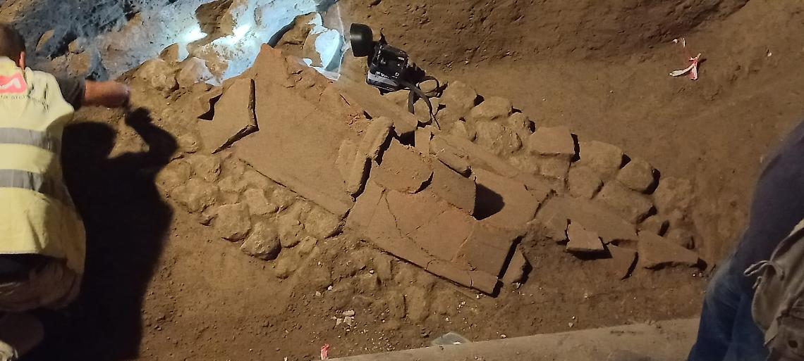 Napoli, dallo scavo per le condotte idriche emerge antica tomba
