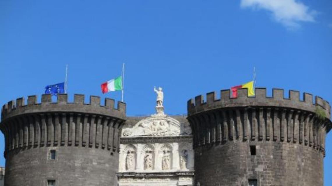 Bandiere a mezz'asta sul Maschio Angioino per l'uccisione del custode di Palmira