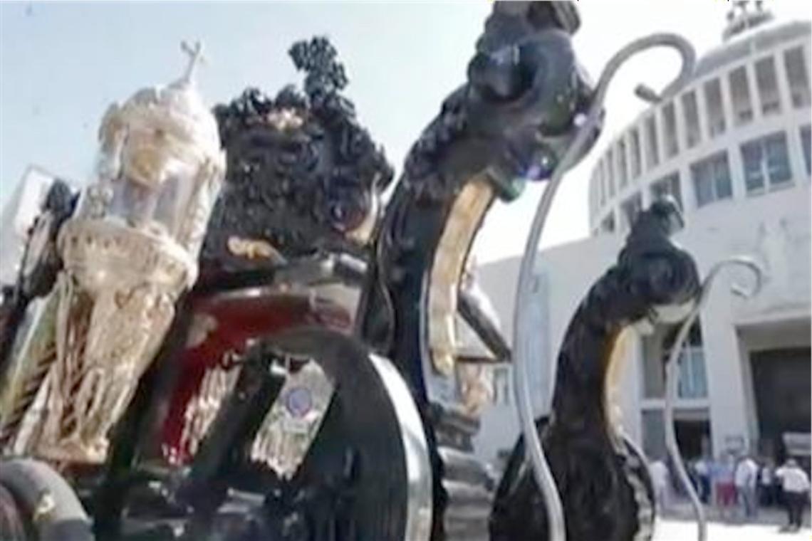 Al funerale dei Casamonica carrozza, banda e Rolls Royce