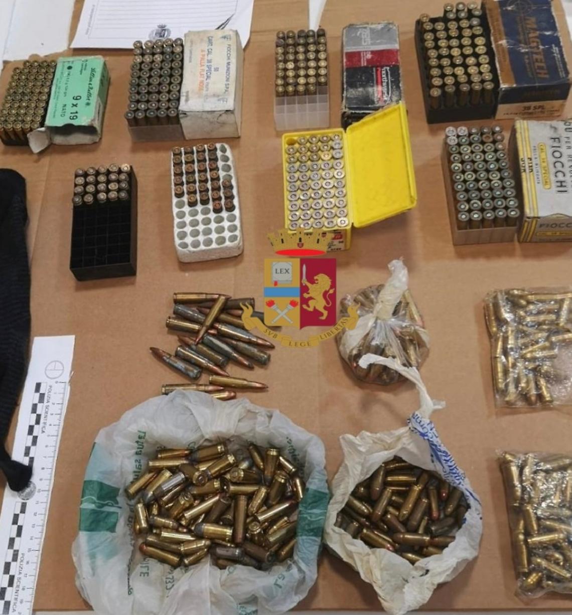 Mitragliatore e oltre 600 proiettili nascosti in un'auto di lusso