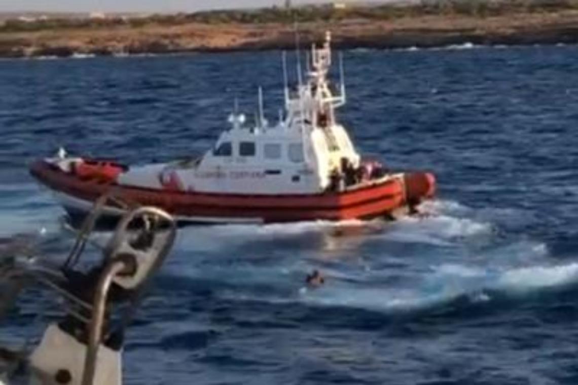 Open Arms, Spagna manda nave militare