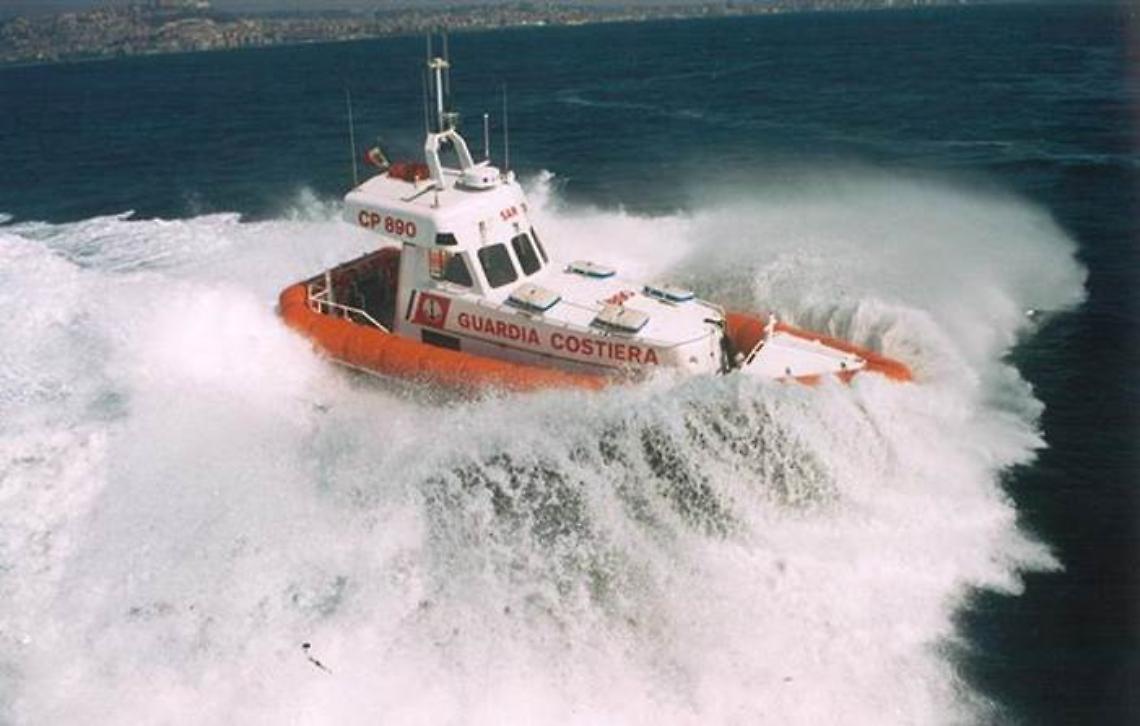 Posillipo, canoista disperso ritrovato su uno scoglio dalla Guardia costiera
