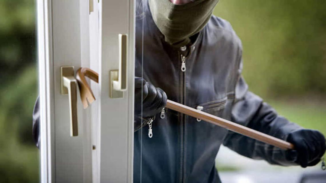 Tentato furto in appartamento, tre arresti: complice fugge sui tetti