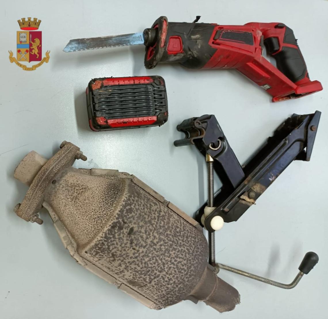 Rubano una marmitta, due arresti