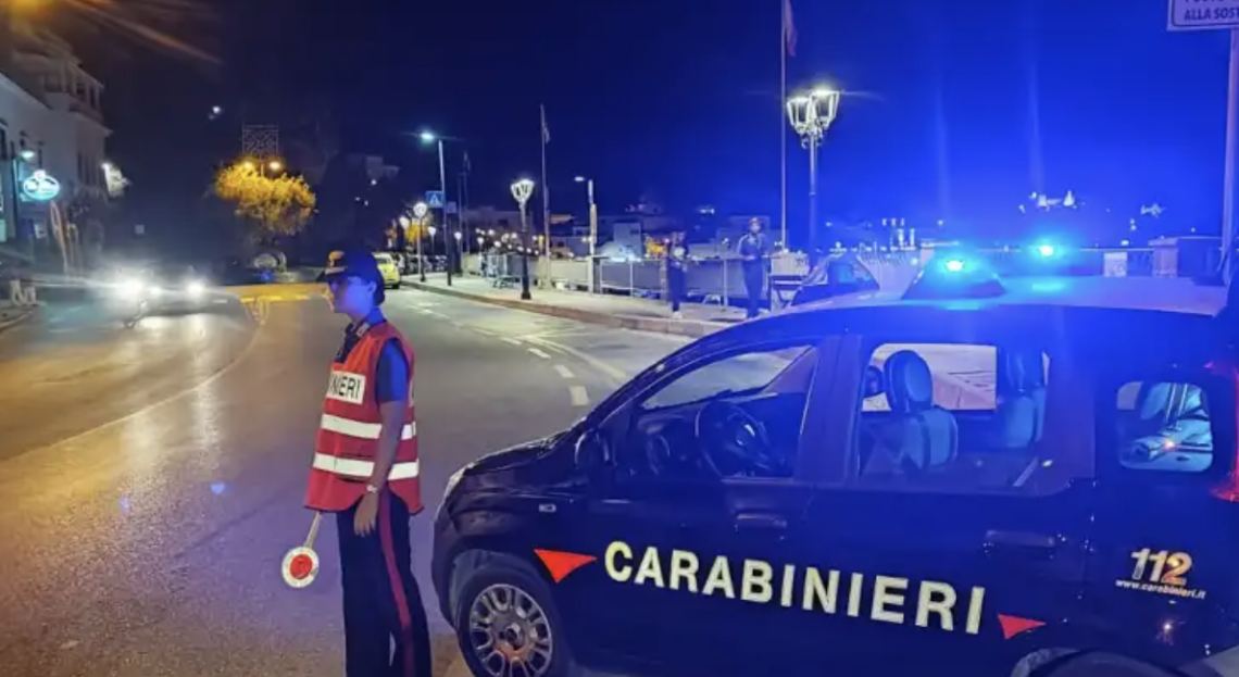 Tre ventenni minacciano tassista e forano pneumatico auto