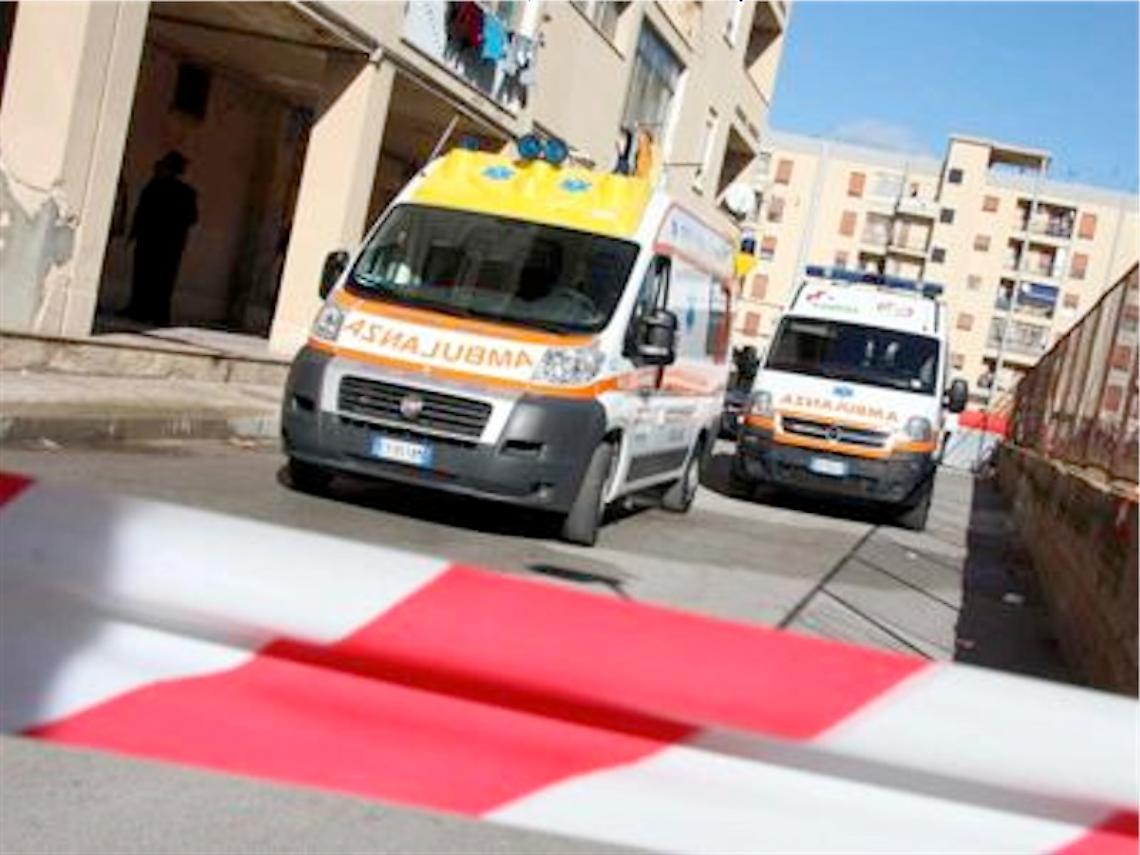 Crolla solaio a Torre Annunziata, un uomo estratto dalle macerie