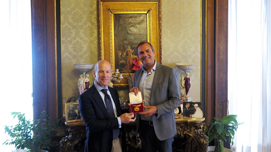 Funzionario Difesa Usa in vacanza a Napoli, incontro in Comune con de Magistris