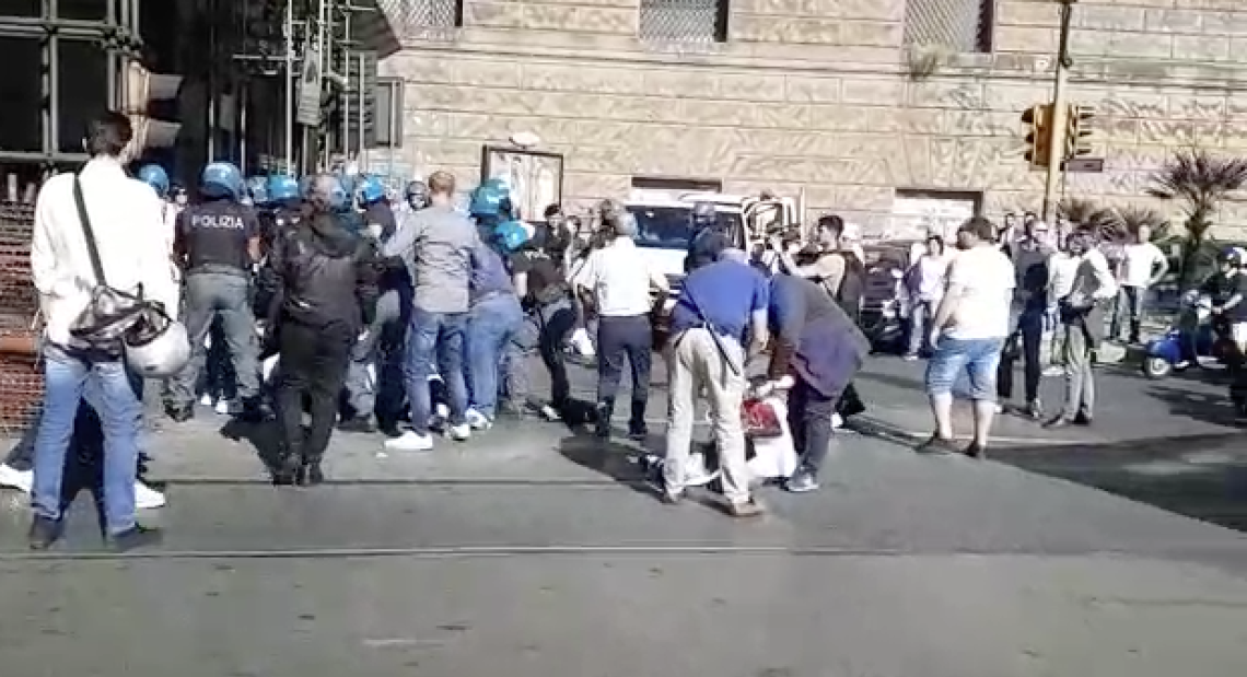 Operai American Laundry bloccano la Galleria Vittoria, tensioni con la polizia