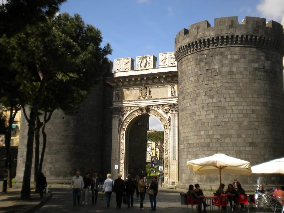 Donna violentata a Porta Capuana, flash mob dei residenti