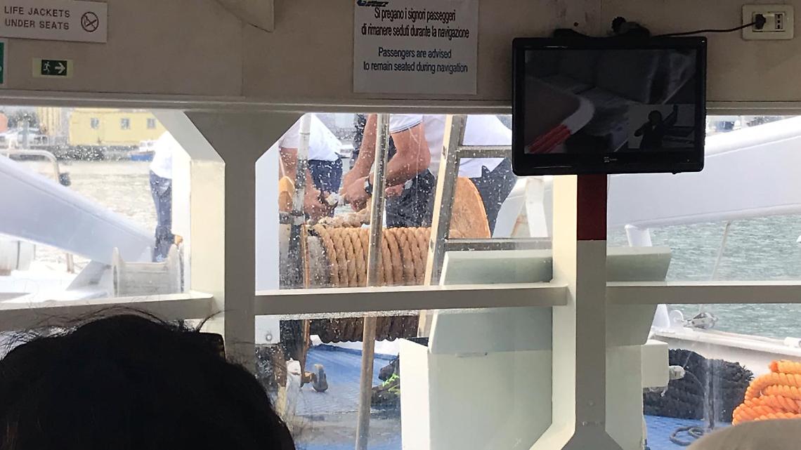 Castellammare: turisti allibiliti. L'ancora si incaglia nel porto: motonave taglia la cima