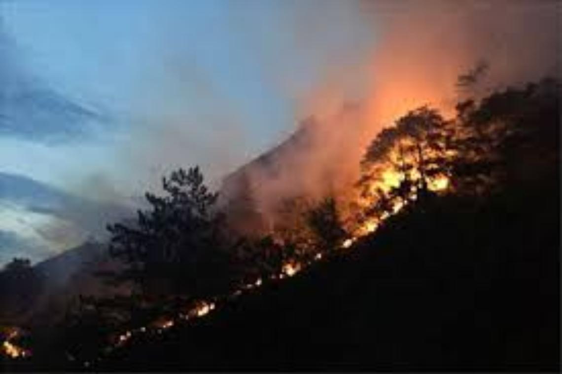 Sarno, fiamme sui monti: evacuate abitazioni, scuole chiuse