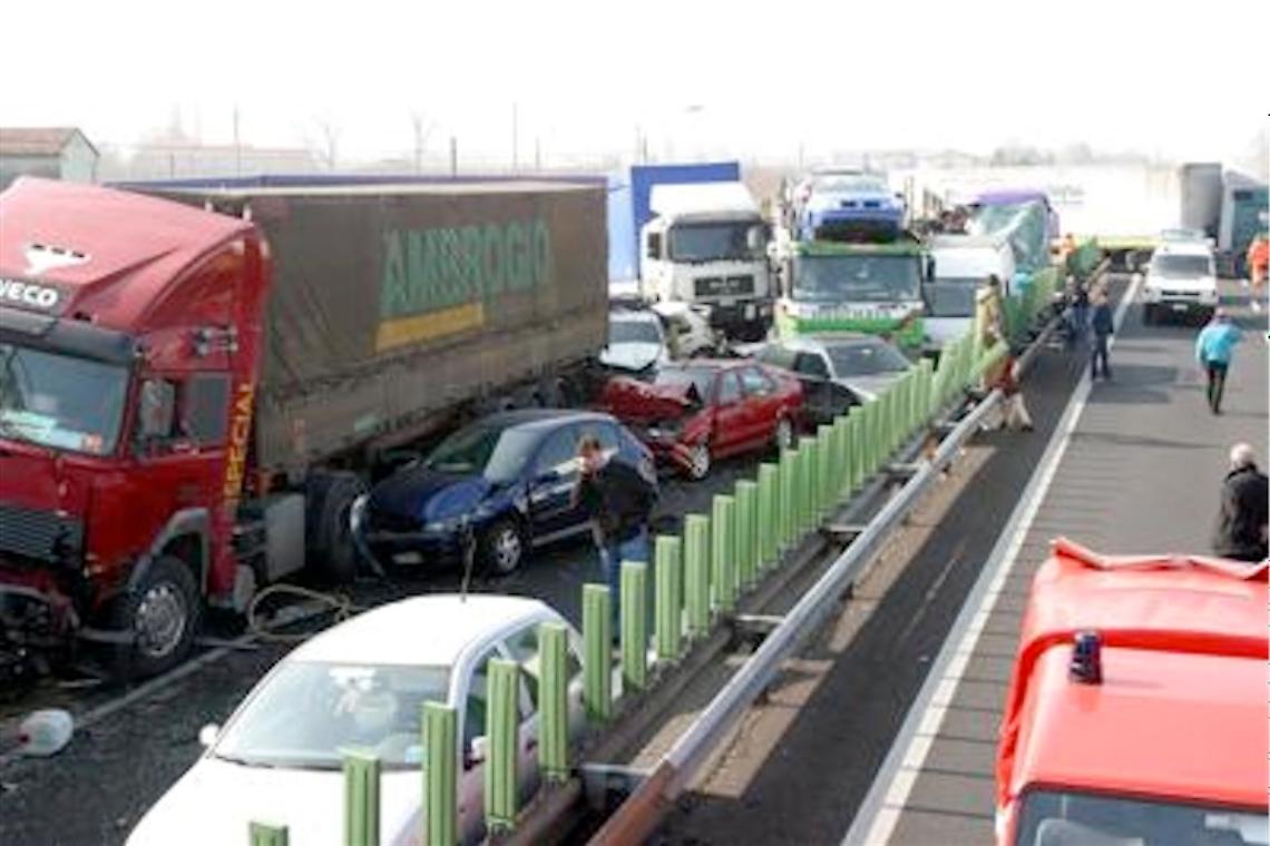 Maxi-tamponamento tra tre pullman sull'A4: coinvolte 120 persone