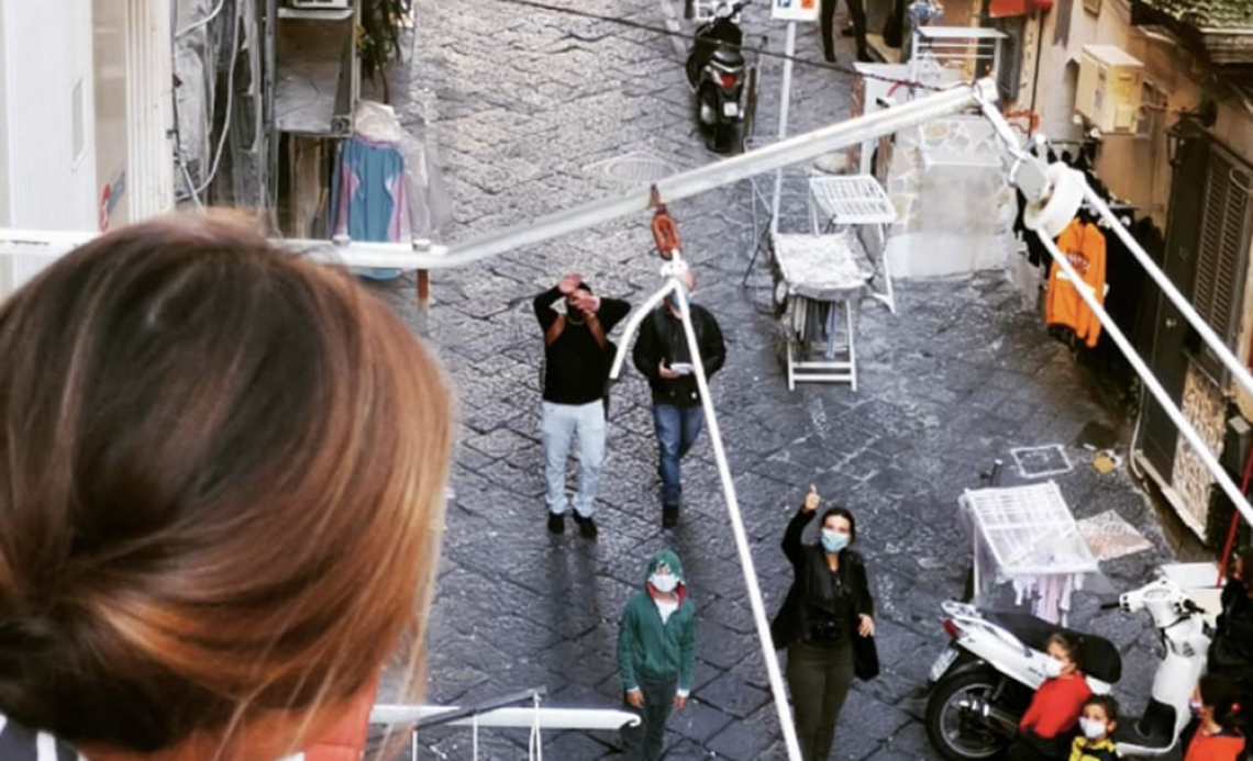 Didattica dal balcone, l'idea del maestro dei Quartieri Spagnoli