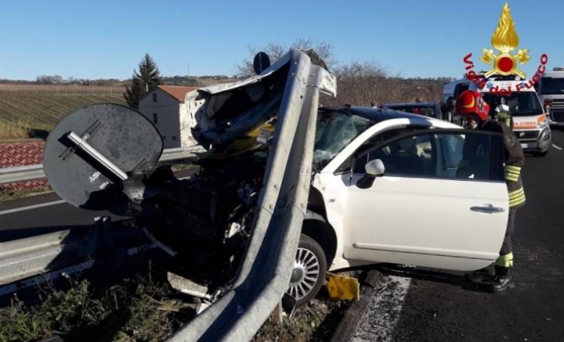 Schianto contro guardrail, morto anche 24enne