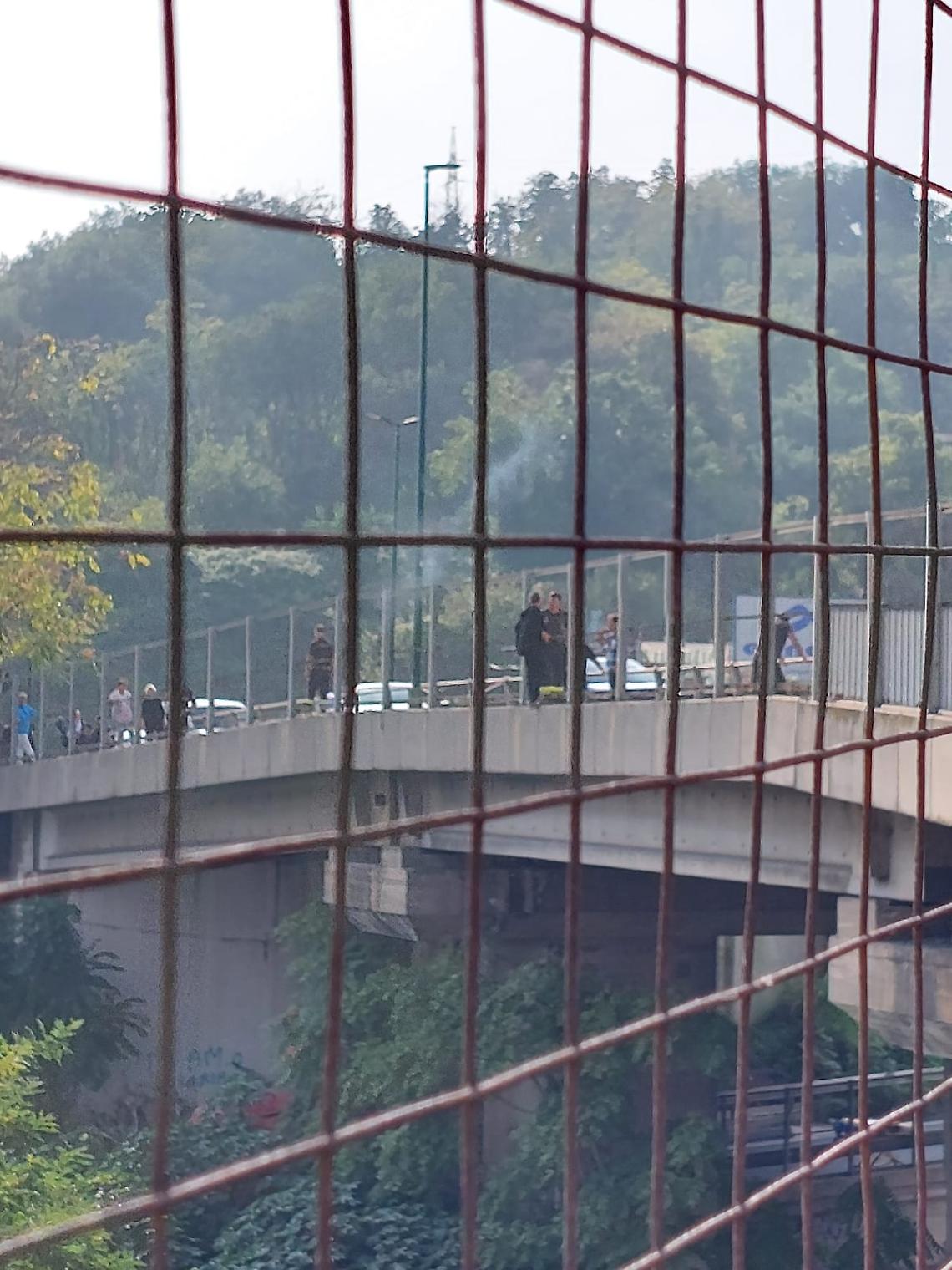 Minaccia il suicidio, è da più di un giorno sul viadotto