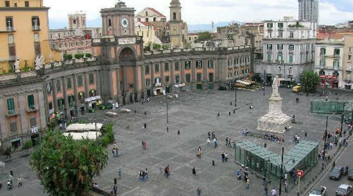 Tenta rapina in un negozio a piazza Dante, bloccato dai vigili