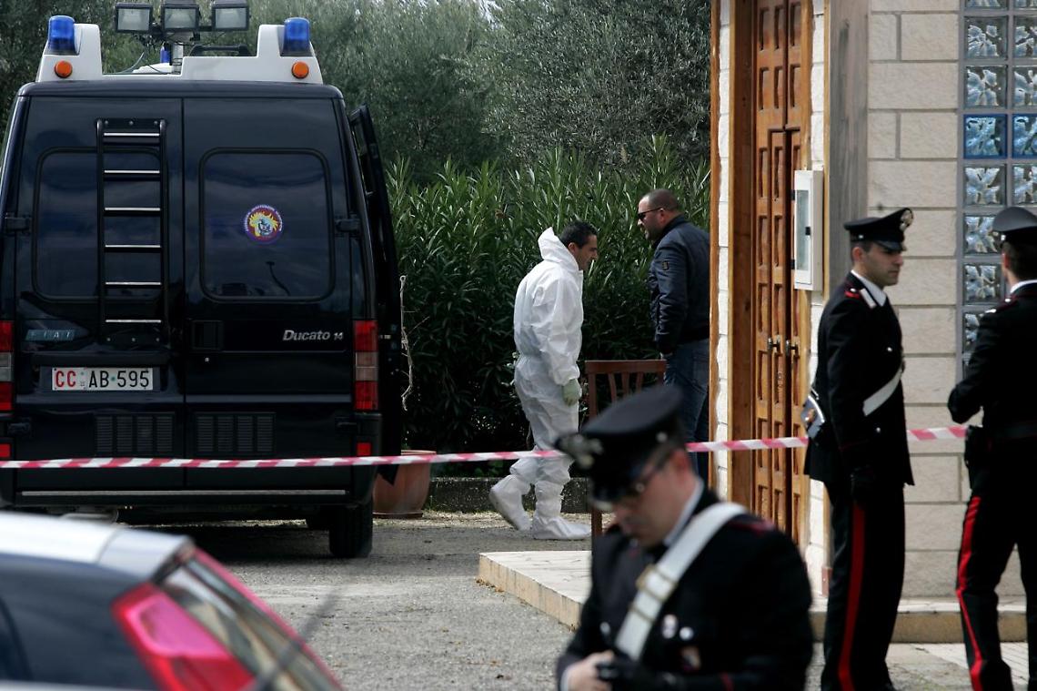 Marito e moglie uccisi a coltellate: fermato il figlio