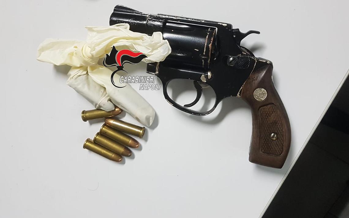 Carabinieri bloccano donna per truffa alle poste, a casa trovano arma del marito: arrestato