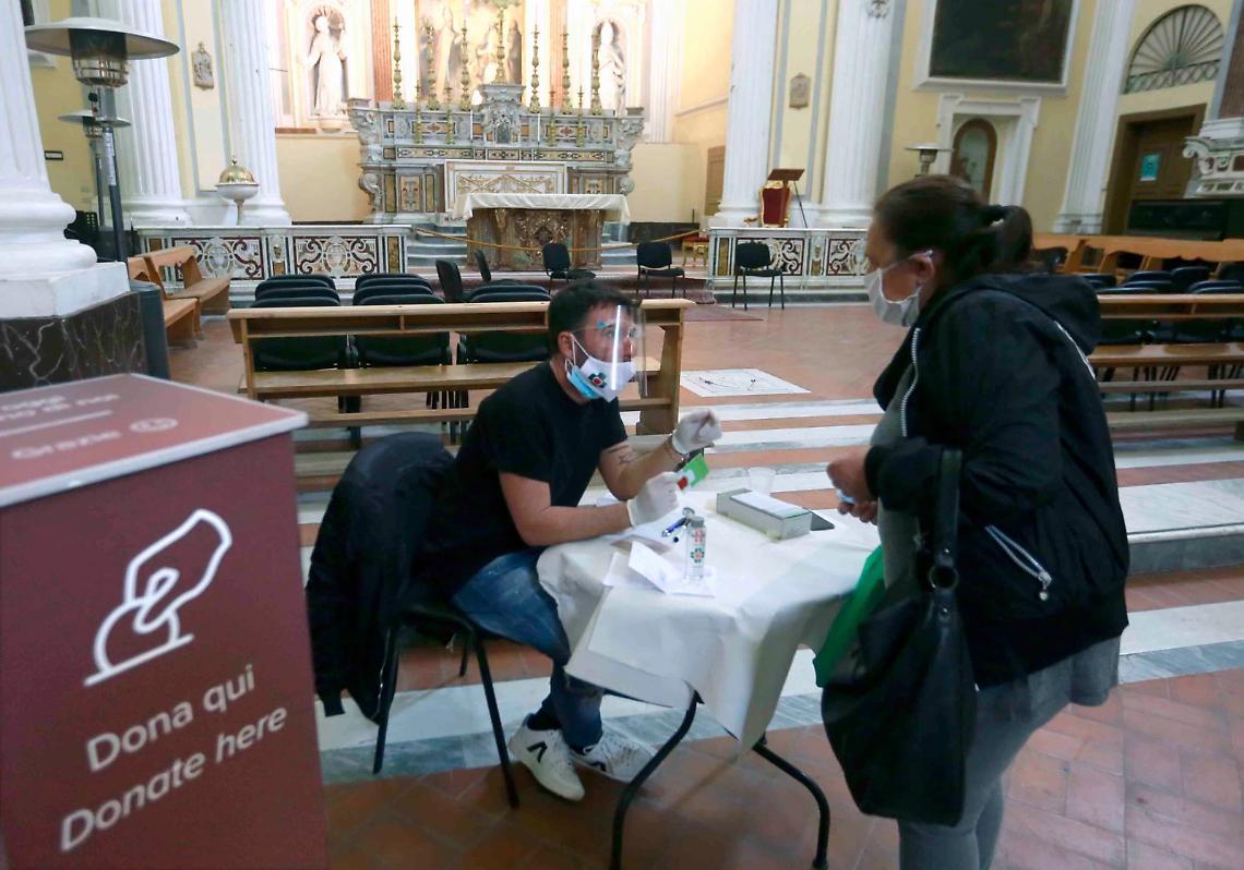 Solidarietà a Napoli, tamponi sospesi e aiuti a chi è in isolamento