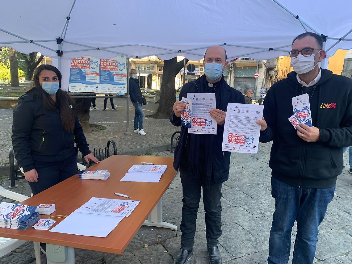 In piazza "Vacciniamoci contro la Camorra", ma le opposizioni diventano "novax"