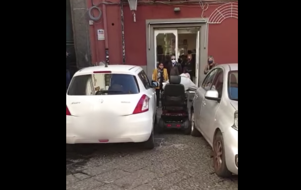 Disabile bloccato da auto in strada, Borrelli: fatto grave