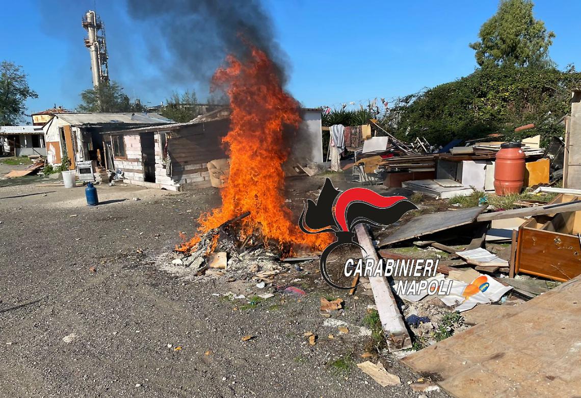 Dà fuoco a rifiuti speciali, arrestata