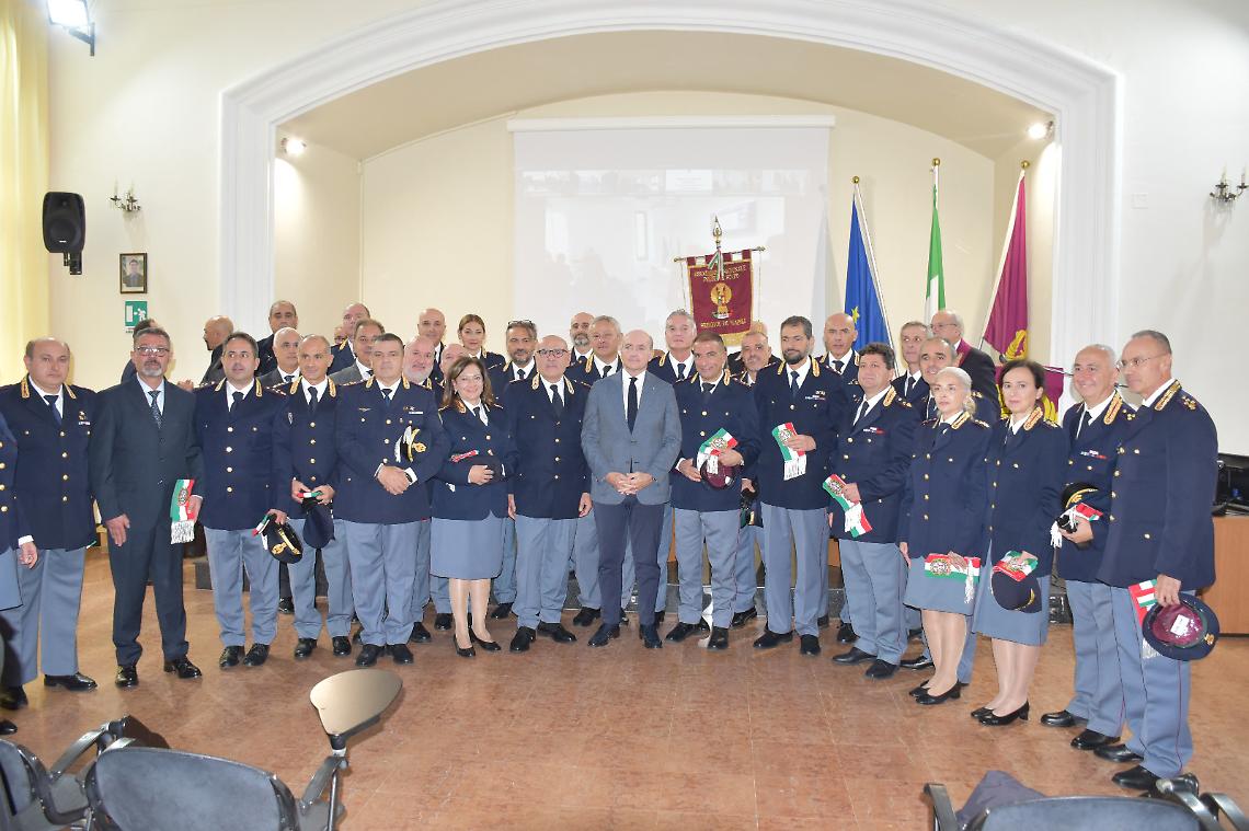 Polizia, Questore di Napoli consegna la sciarpa tricolore ai neo-funzionari
