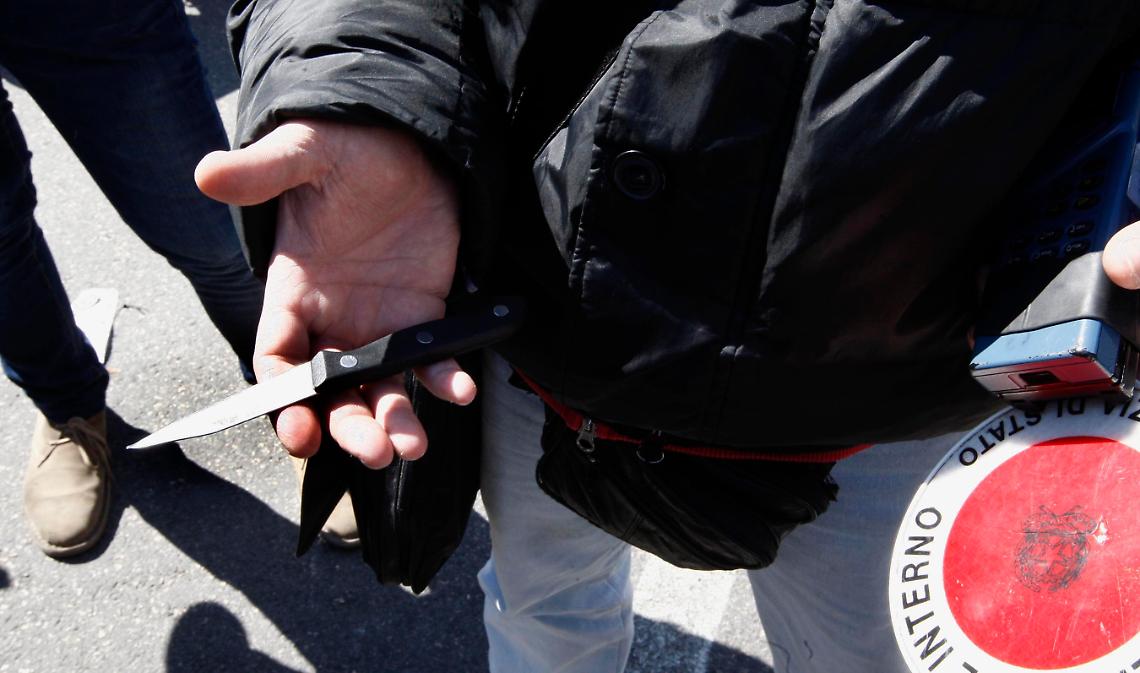 Accoltellato a via Foria, gli aggressori sono dei ragazzini