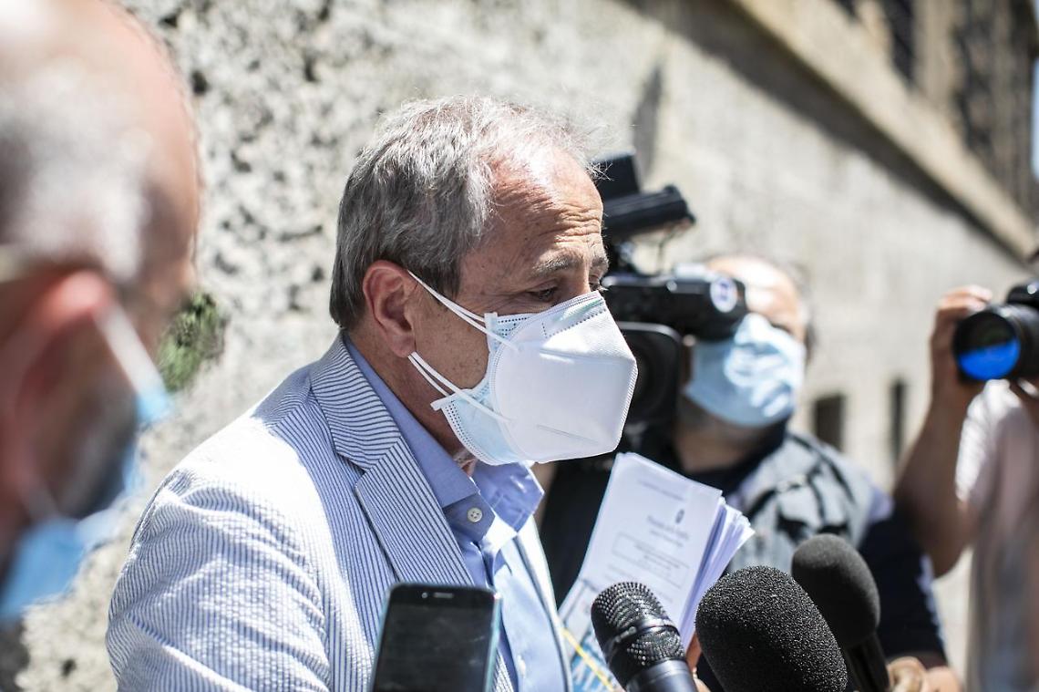 Nuova variante Covid, l'allarme di Crisanti: «Non sappiamo se vaccini la coprono»