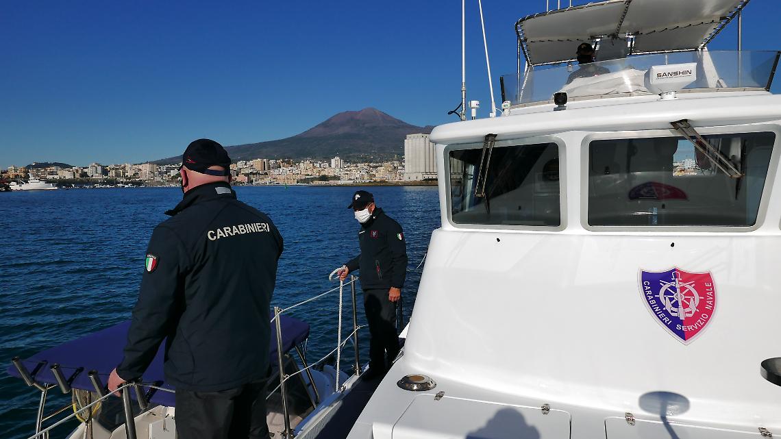 Pescatori di frodo sorpresi a Torre Annunziata, pesanti sanzioni