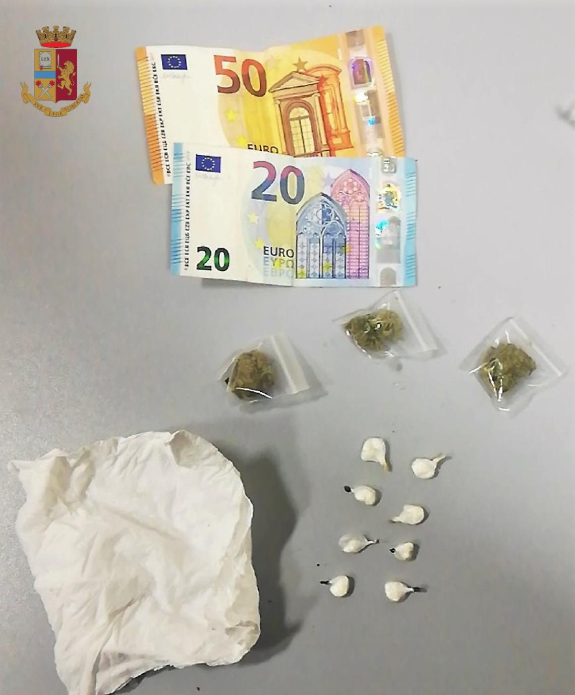 Lancia droga dall’auto e fugge, inseguito e arrestato