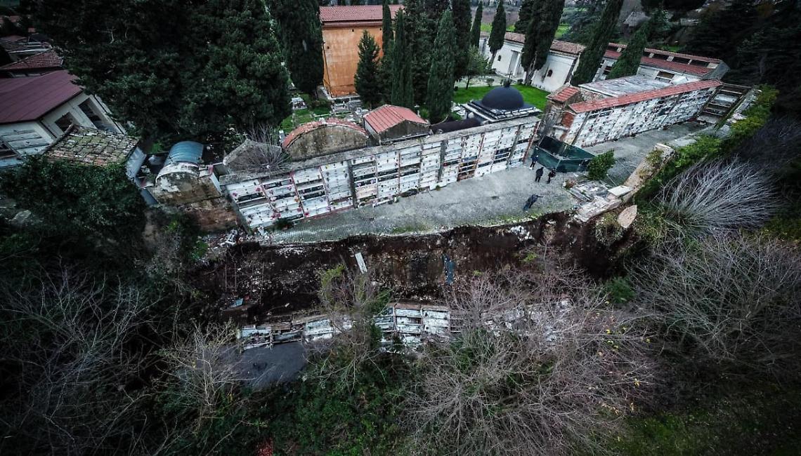 Crollo cimitero, recuperate 52 salme