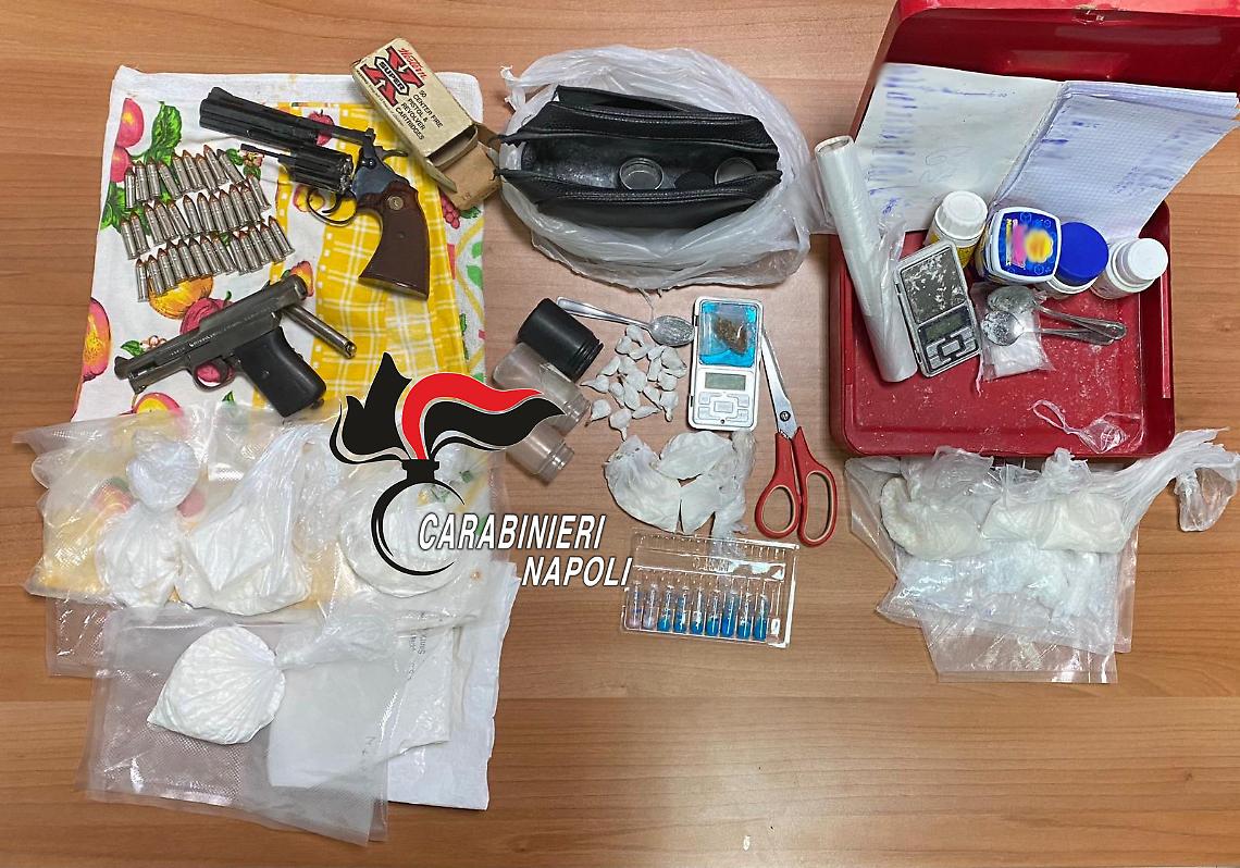 Armi e droga in un palazzo abbandonato, sequestro a Caivano