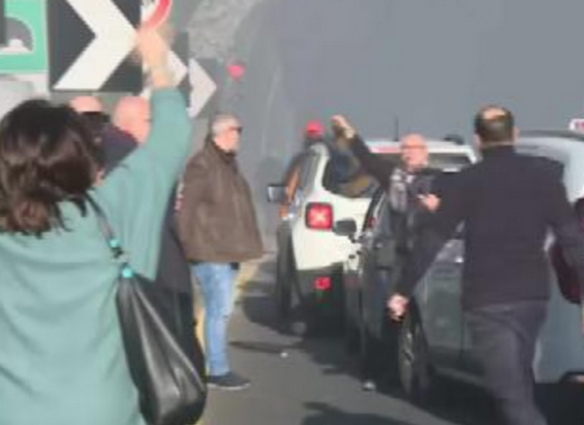 Galleria invasa dal fumo, panico in Tangenziale