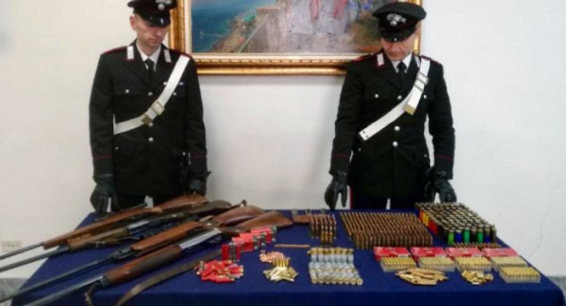Fucili e tremila cartucce: nel casolare l'arsenale dei clan