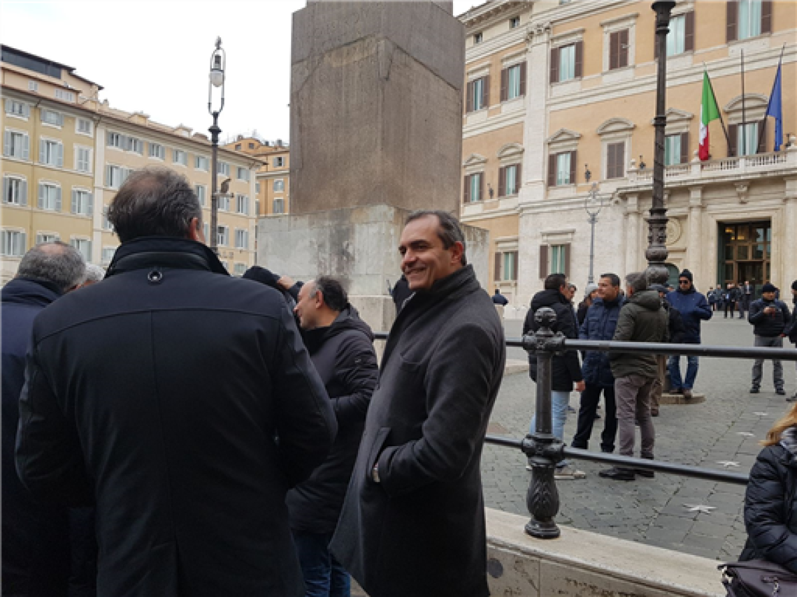 De Magistris a Montecitorio, polizia blocca i bus e perquisisce i passeggeri
