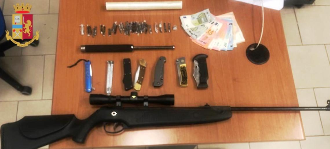 Sorpreso a spacciare, a casa coltelli e carabina: 15enne nei guai