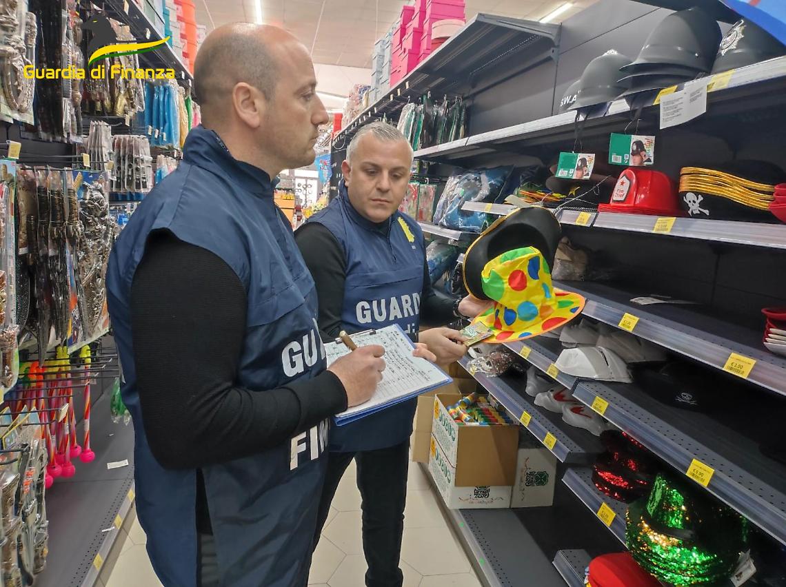 Carnevale, sequestrati 1,8 milioni di articoli tra Napoli e provincia