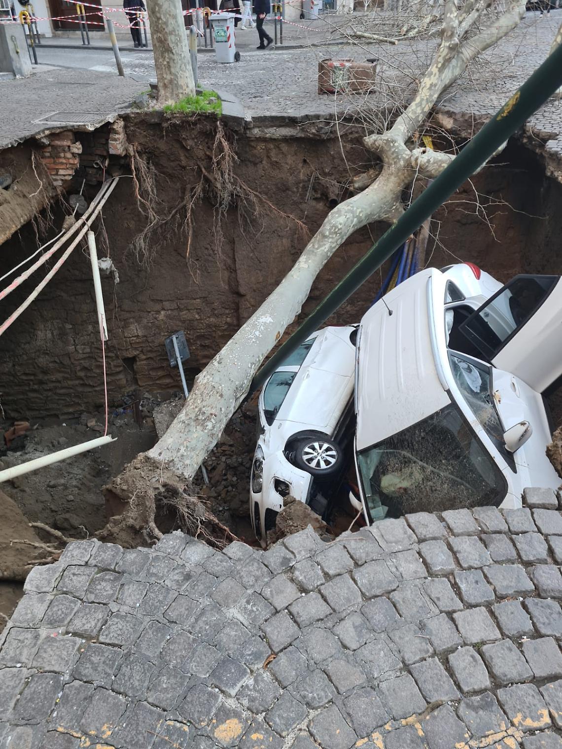 I geologi sulla voragine al Vomero: «Urgente indagine sul sottosuolo»