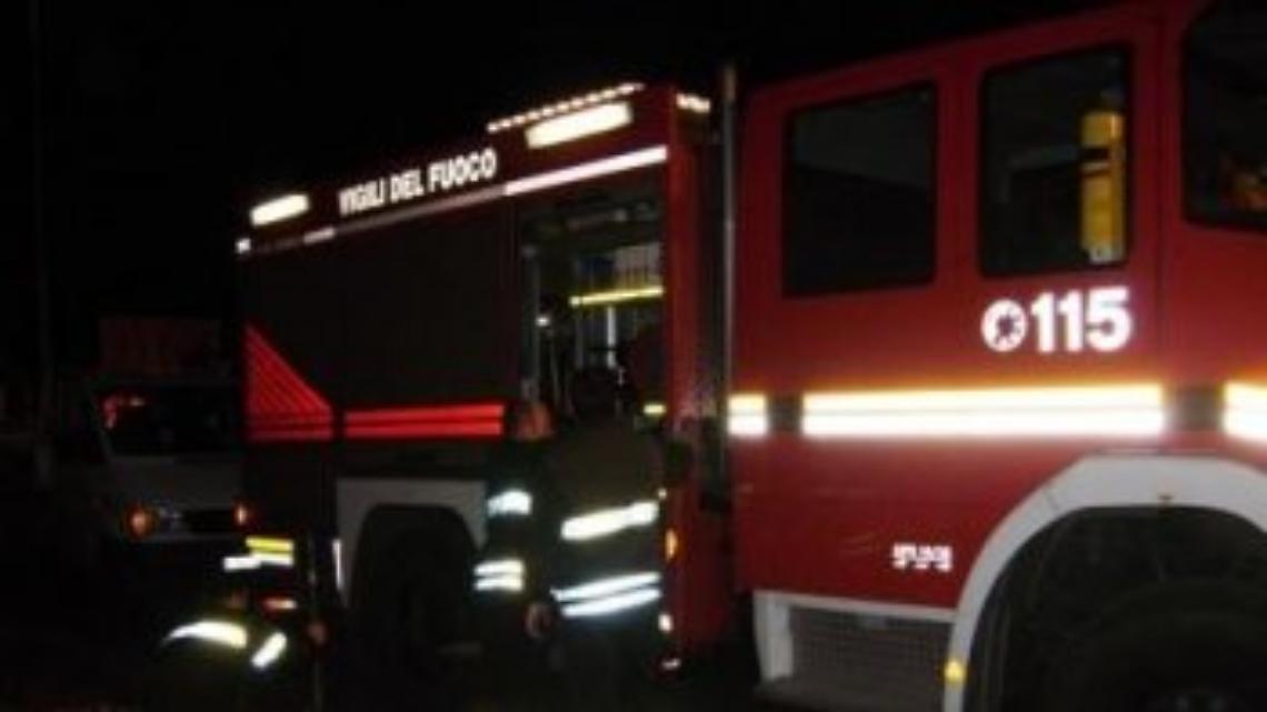 Trecase, prende fuoco un camion dei rifiuti con i netturbini a bordo
