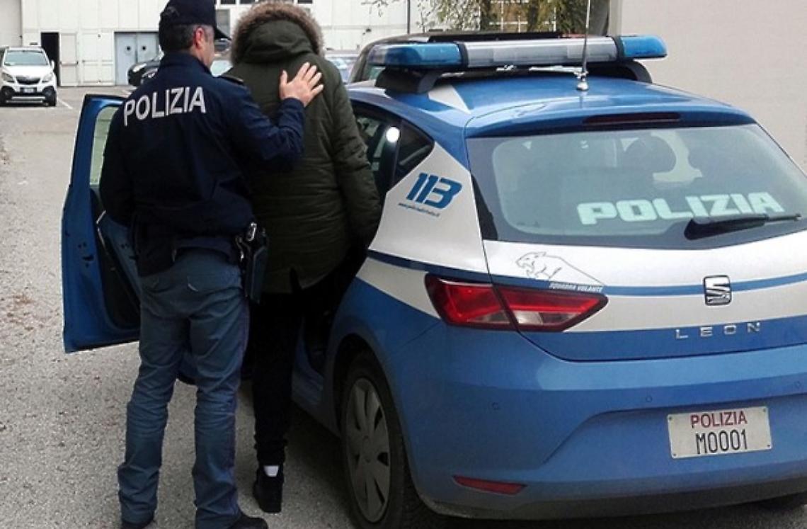 Calci e pugni alle ex mogli, arrestati in due