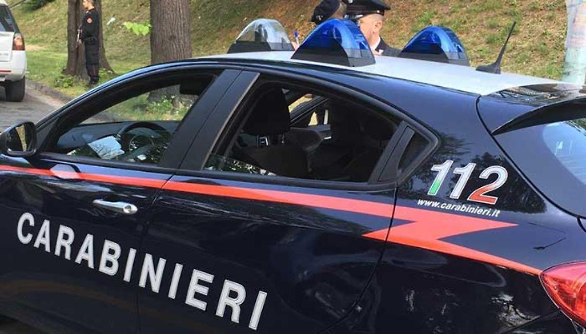 Minaccia padre e madre con una spranga, 33enne arrestato 