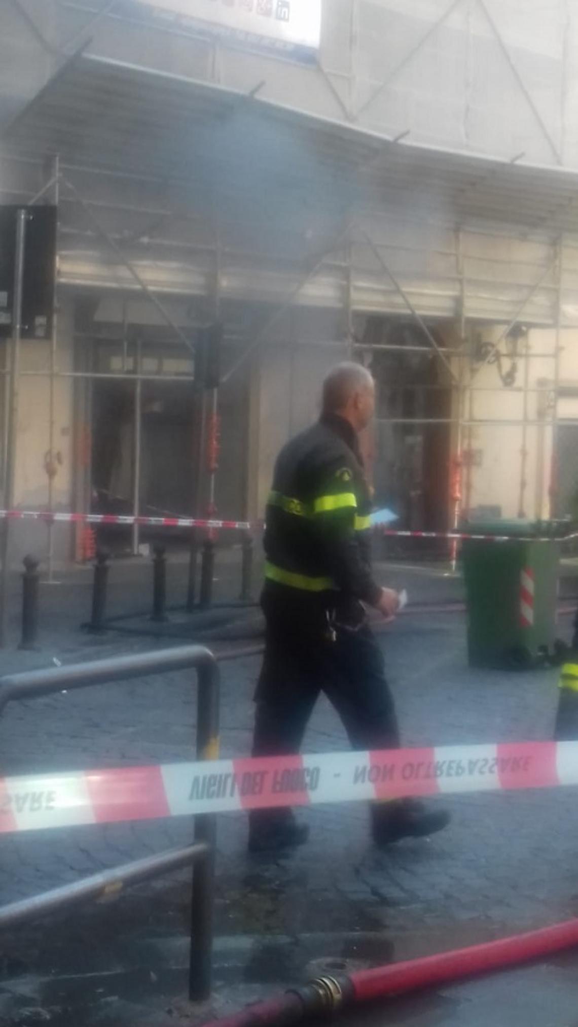 Incendio ai Quartieri Spagnoli, una ventina di intossicati