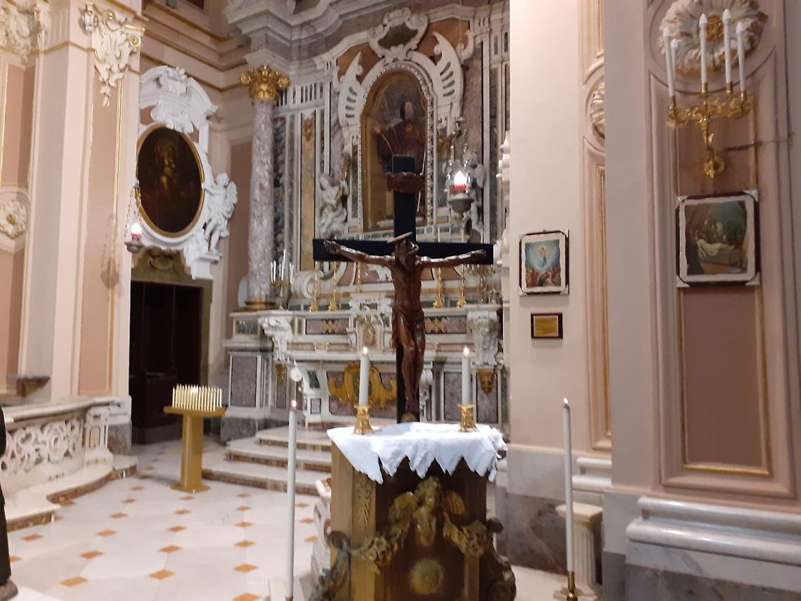 Castellammare di Stabia. Nella Basilica di Pozzano il Rettore cala il Crocifisso Miracoloso e benedice la città