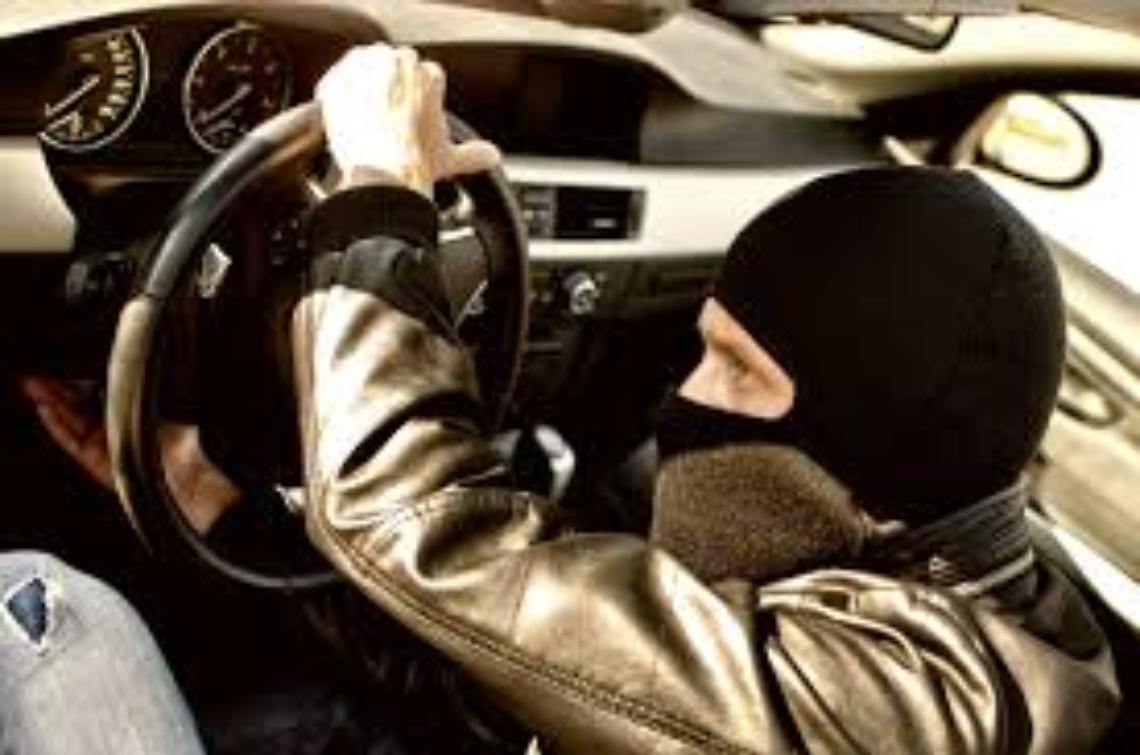 Tenta furto su un'auto in sosta, bloccato 40enne a Portici