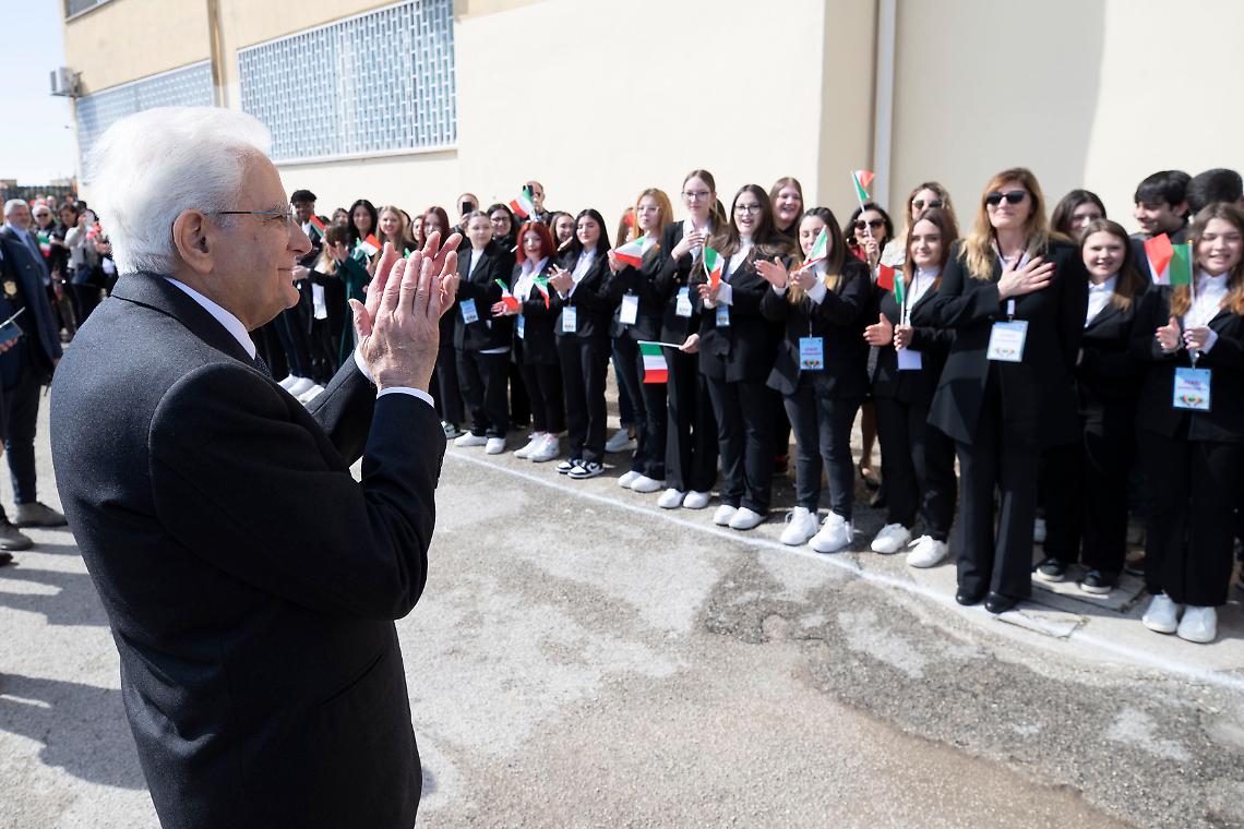Mattarella a Casal di Principe: «La mafia ruba il futuro ai giovani»