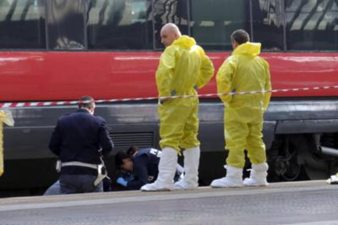 Attraversa i binari con le cuffiette, uccisa dal Frecciarossa