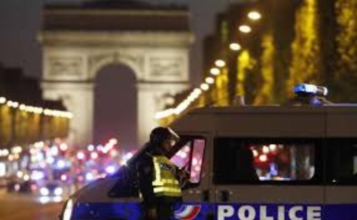 Parigi: spari sugli Champs Elysées, tre fermati