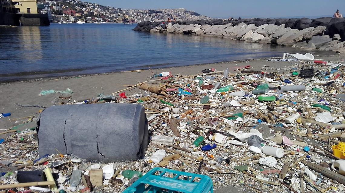 Posillipo, la spiaggia di Riva Fiorita sommersa dai rifiuti VIDEO