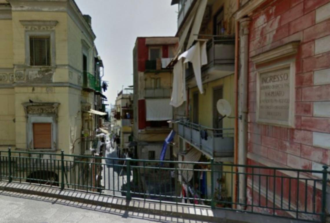 Fumo, cocaina e crack: ecco via Mare, dove il market della droga non chiude mai